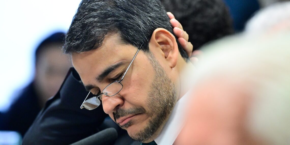 VÍDEO: Após derrota, Messias recebe cumprimentos na liderança do governo no Senado