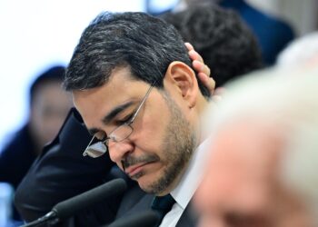 VÍDEO: Após derrota, Messias recebe cumprimentos na liderança do governo no Senado