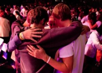 Jovens homens superam mulheres na valorização da fé em Deus