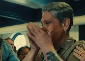 Mulher se converte e ser batizada após quase 20 anos na prisão