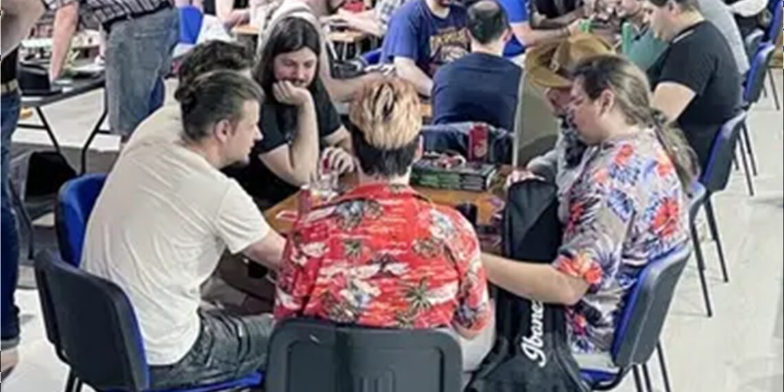 Missionário faz noites de jogos de tabuleiro em evangelismo