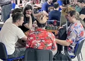 Missionário faz noites de jogos de tabuleiro em evangelismo