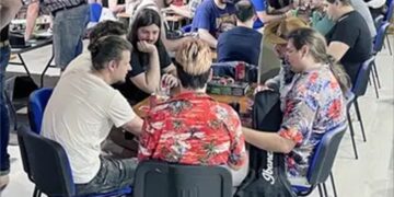 Missionário faz noites de jogos de tabuleiro em evangelismo