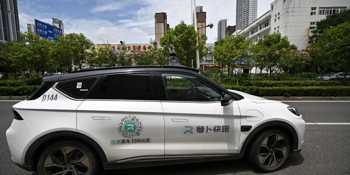 Robotáxis sofrem pane, param no meio da rua e obrigam motoristas a desviar em cidade na China