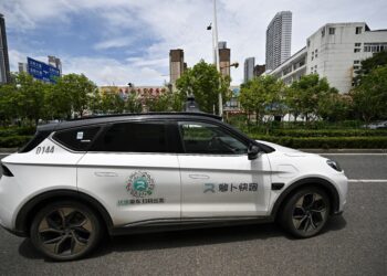 Robotáxis sofrem pane, param no meio da rua e obrigam motoristas a desviar em cidade na China