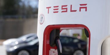 Tesla tem lucro de US$ 477 milhões no 1º trimestre, alta de 17%