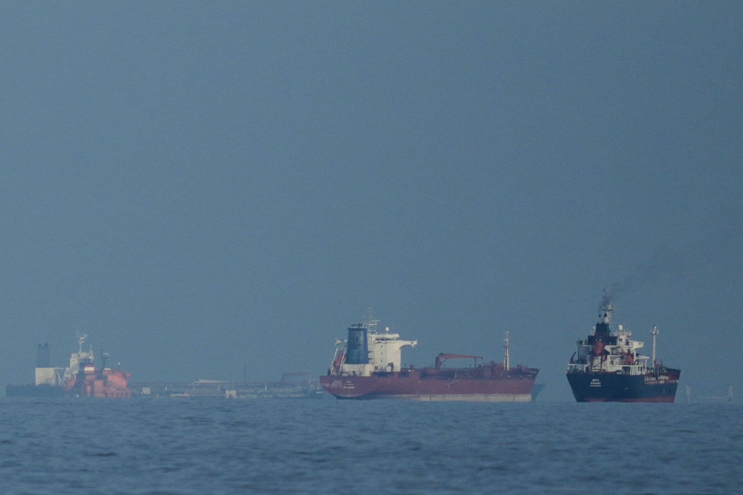 Petróleo sobe 5% com impasse entre EUA e Irã no Estreito de Ormuz
