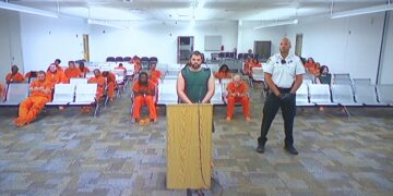 Suspeito de matar estudantes nos EUA pesquisou no ChatGPT como descartar corpo na lixeira, diz polícia