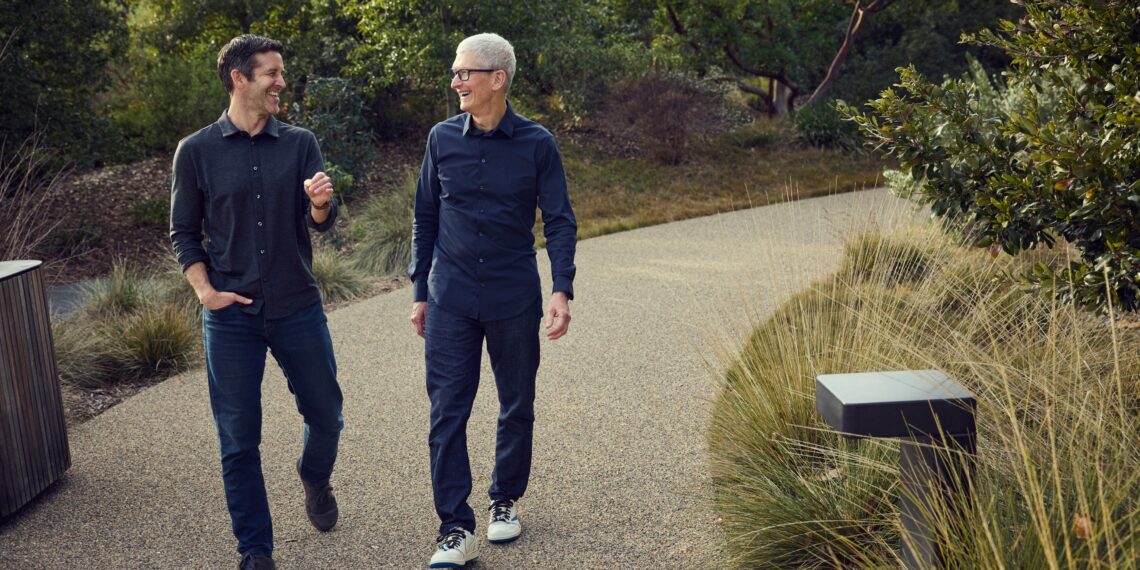 Apple anuncia sucessão: Tim Cook deixará comando e John Ternus será novo CEO
