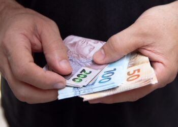 Confiança do consumidor cai e entra em campo pessimista em abril, segundo Ipsos