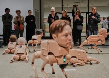 Musk e Zuckerberg viram cães-robôs que fazem ‘cocô artístico’ em museu