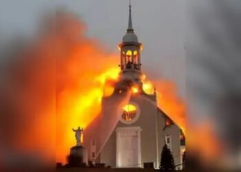 Templo de igreja centenária é destruído por incêndio no Canadá