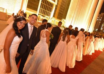 Igreja Universal celebra casamento coletivo para 17 mil casais