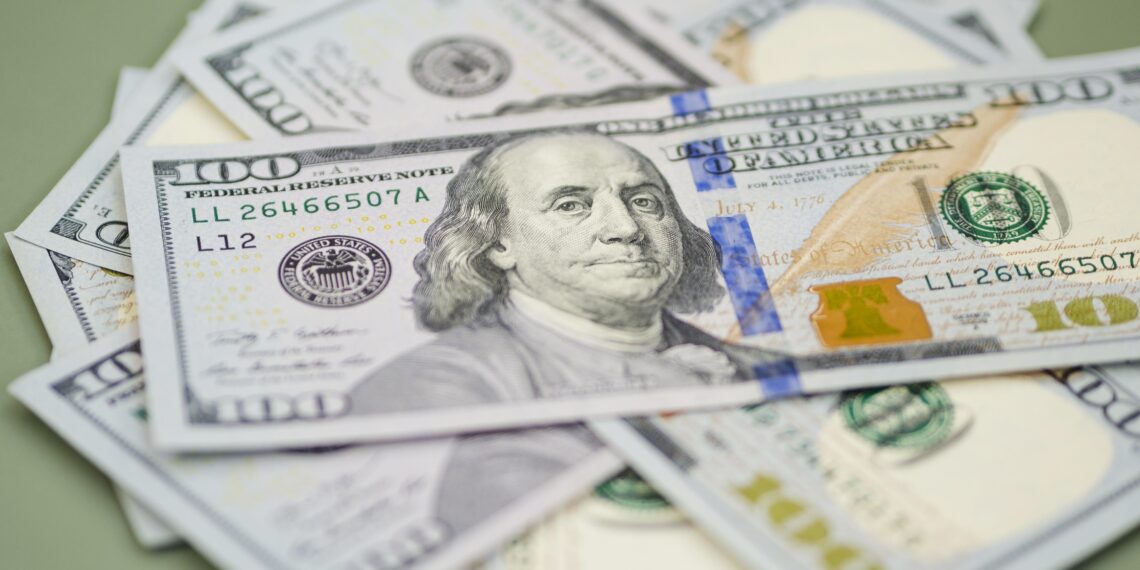 Dólar cai e fecha a R$ 4,98 com reabertura de Ormuz e cessar-fogo no Líbano; Ibovespa recua