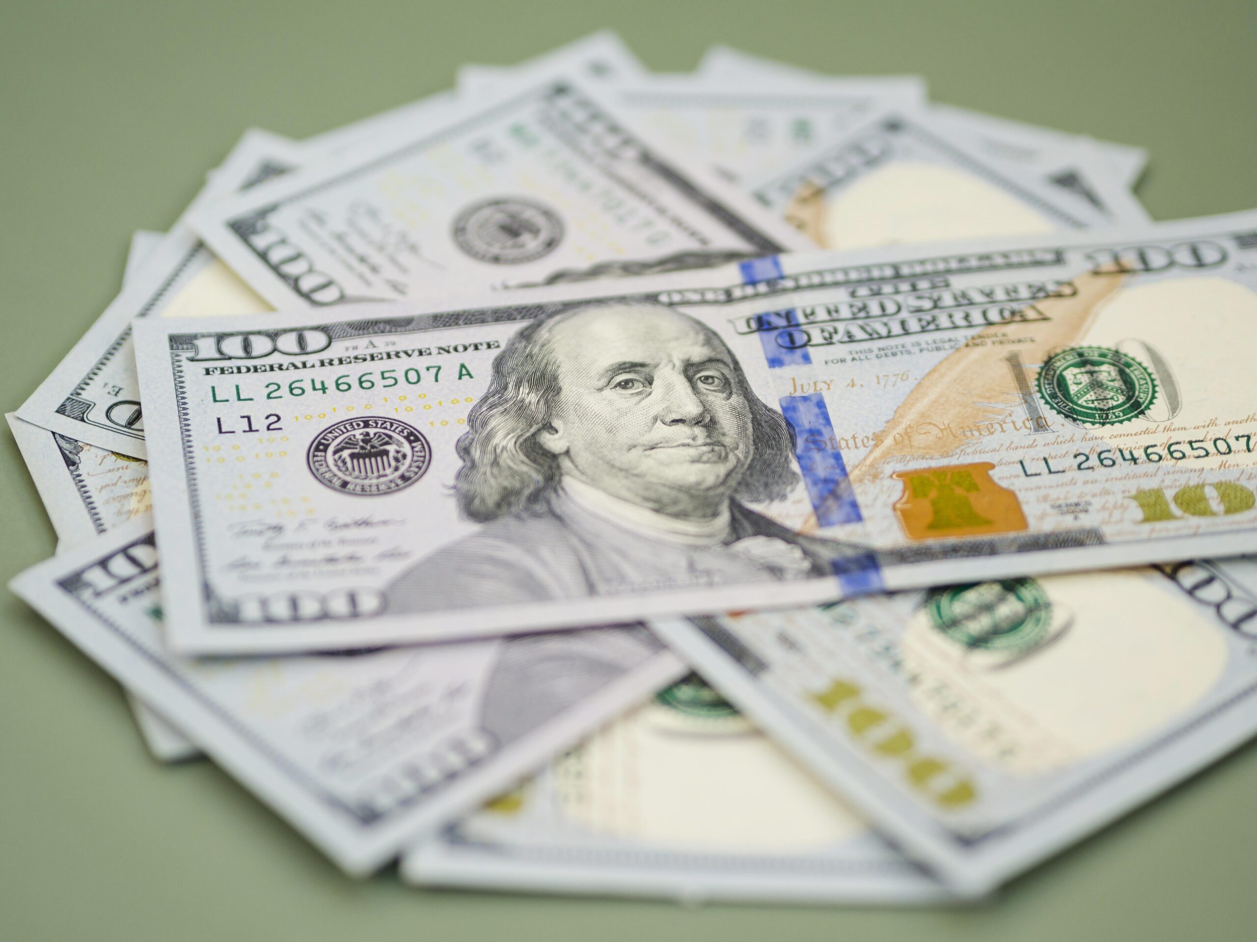 Dólar cai e fecha a R$ 4,98 com reabertura de Ormuz e cessar-fogo no Líbano; Ibovespa recua