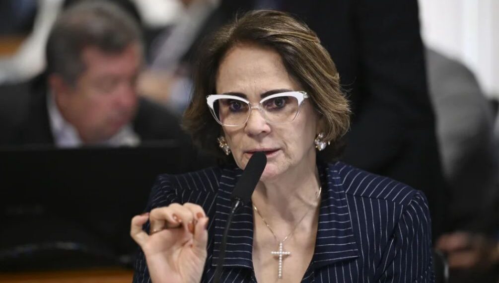 Damares diz ser contra Messias, mas portal lista seu voto a favor