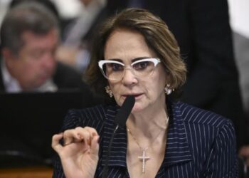 Damares diz ser contra Messias, mas portal lista seu voto a favor