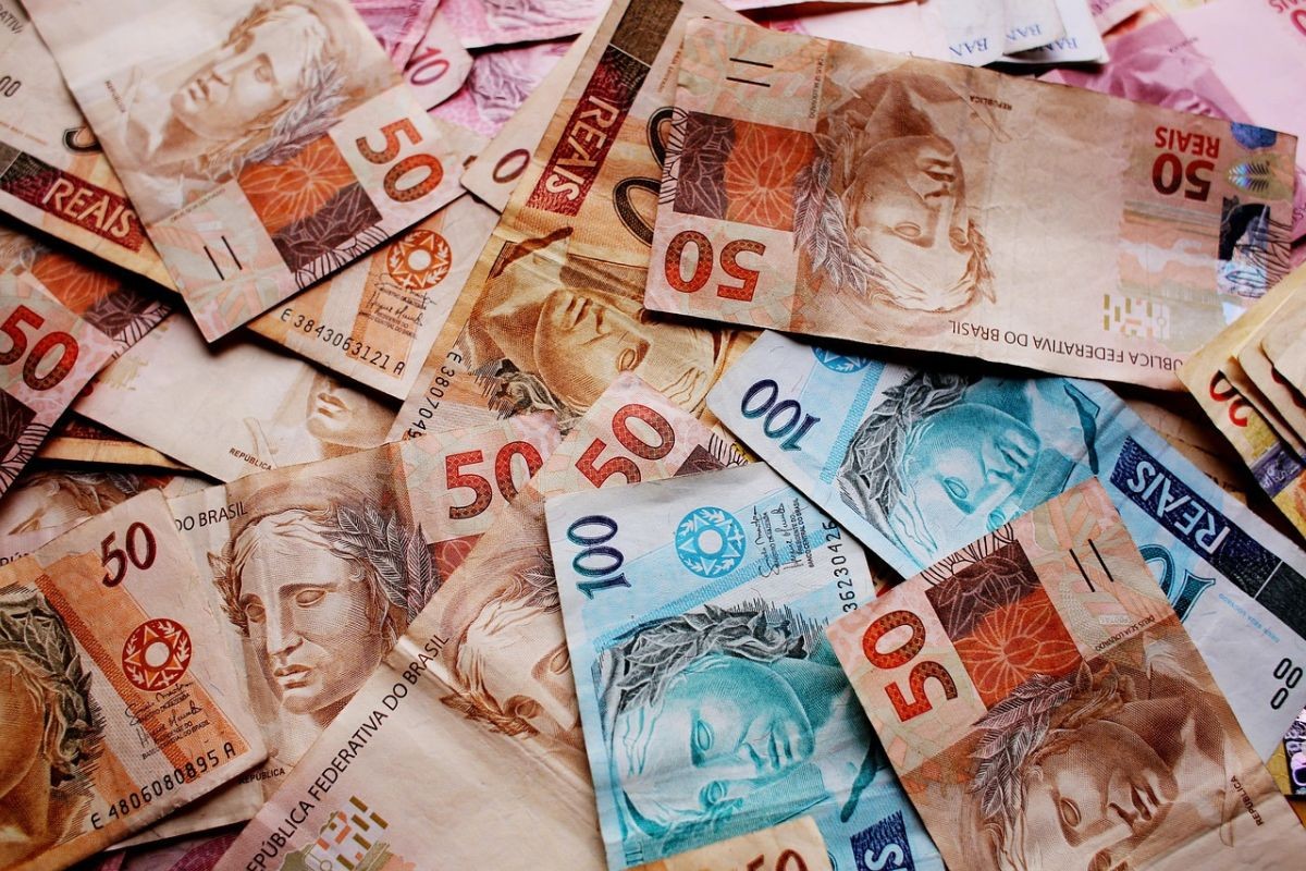 Governo estima salário mínimo de R$ 1.717 em 2027