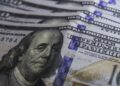 Ibovespa cai e dólar fecha estável em dia de tensão externa