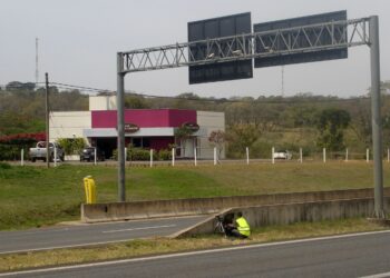 Projeto de lei que proíbe radar de trânsito escondido é aprovado por comissão da Câmara