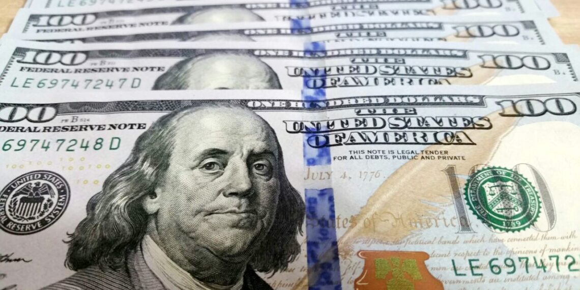 Dólar sobe com tensões no Oriente Médio e decisões de juros no Brasil e nos EUA no radar; Ibovespa cai