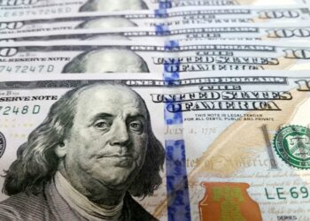 Dólar sobe com tensões no Oriente Médio e decisões de juros no Brasil e nos EUA no radar; Ibovespa cai