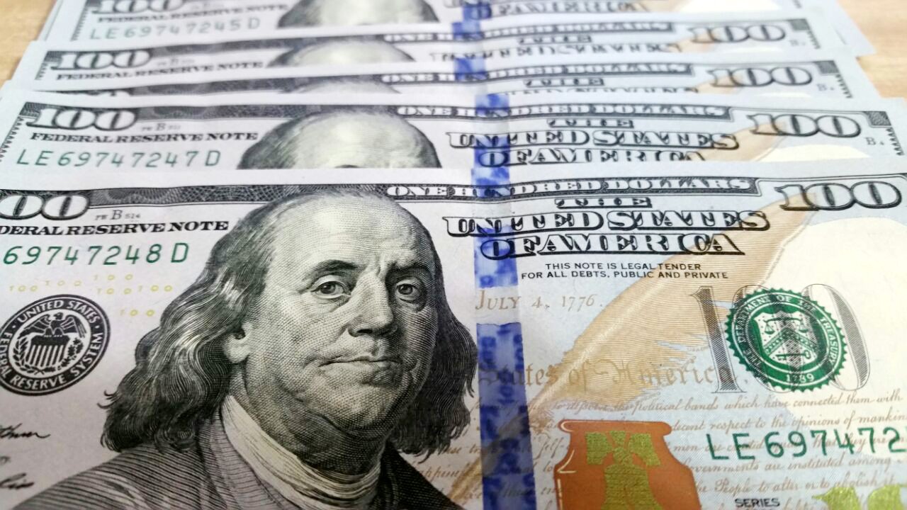 Dólar sobe com tensões no Oriente Médio e decisões de juros no Brasil e nos EUA no radar; Ibovespa cai