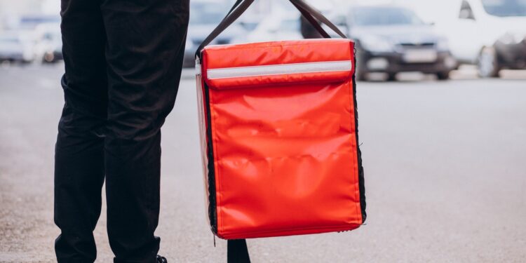 Governo inicia fiscalização de transparência de preços em aplicativos de transporte e delivery