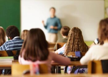 Conselheira escolar demitida por rejeitar ideologia trans tem vitória