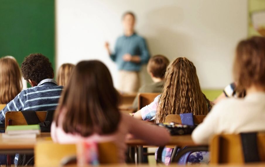 Conselheira escolar demitida por rejeitar ideologia trans tem vitória