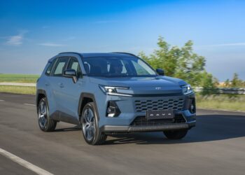 Toyota RAV4 abre mão de plug-in para encarar chineses e dobrar vendas