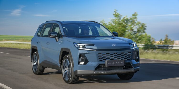 Toyota RAV4 abre mão de plug-in para encarar chineses e dobrar vendas