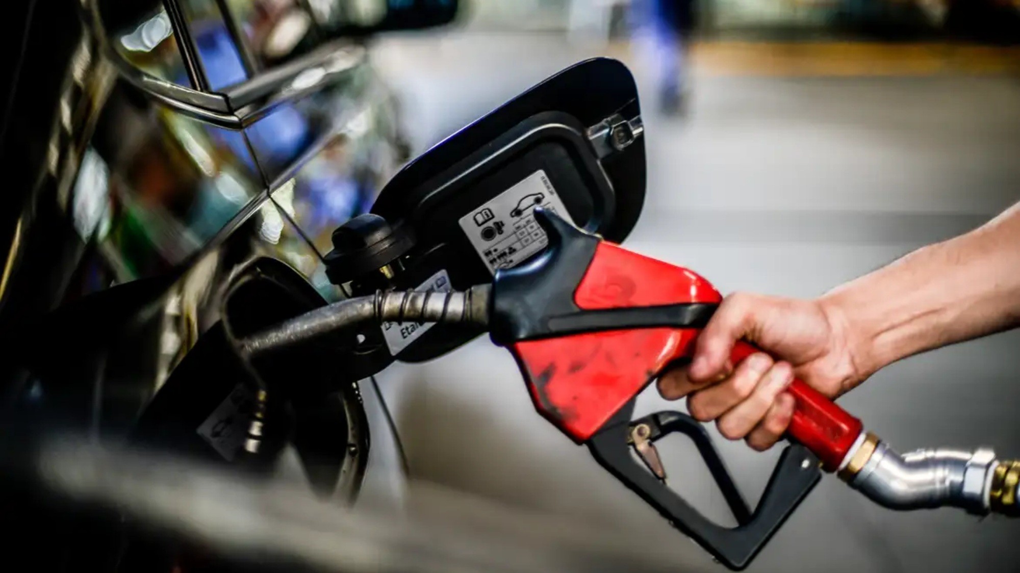 Governo envia ao Congresso projeto que permite usar receita extra de petróleo para reduzir impostos sobre combustíveis