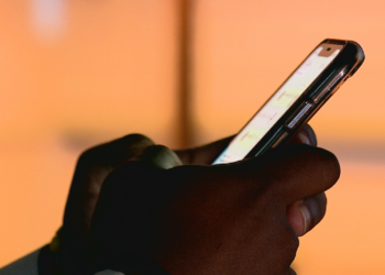 ‘Detox digital’: jovens ficam um mês sem smartphone e dizem se sentir melhor