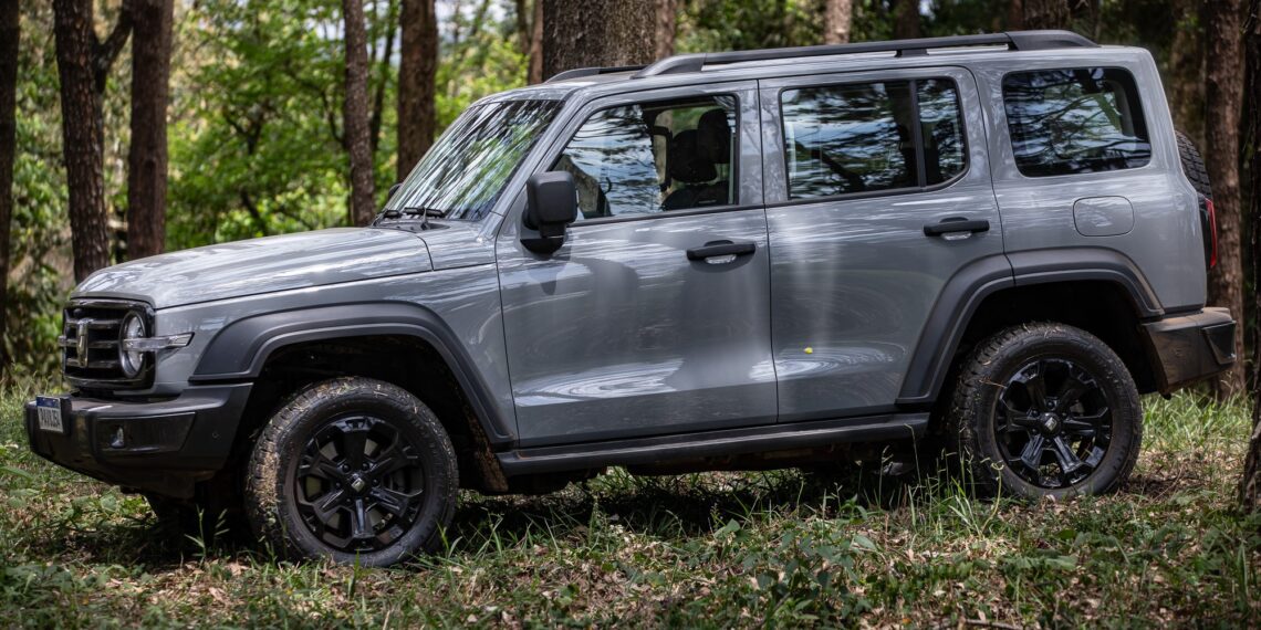 Salão de Pequim: GWM Tank 300 ganha motor híbrido plug-in flex no Brasil, por R$ 342.000