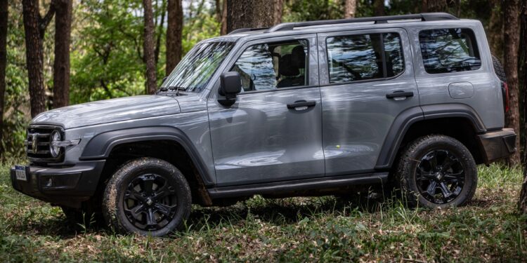 Salão de Pequim: GWM Tank 300 ganha motor híbrido plug-in flex no Brasil, por R$ 342.000