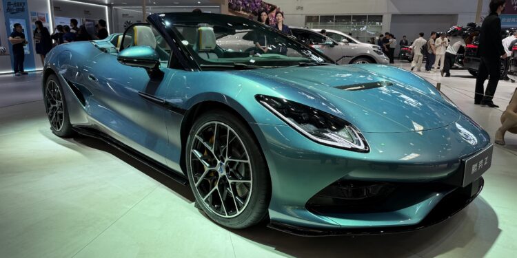 Salão de Pequim: marca de luxo da BYD mostra supercarro elétrico mais veloz que Ferrari; VÍDEO