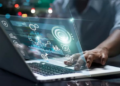 IA avança e pressiona iniciantes: estudo mede impacto da tecnologia nos empregos