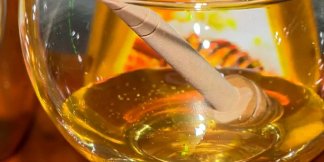 Nem todo mel é igual: veja o que define a cor e o sabor do produto conforme a flor