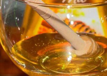 Nem todo mel é igual: veja o que define a cor e o sabor do produto conforme a flor