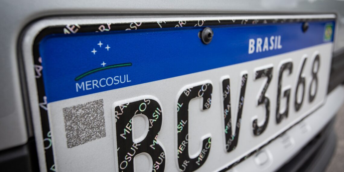 Entenda o projeto que pode mudar placas de veículos no Brasil