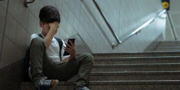 Menino de 10 anos reencontra a mãe após ser levado para Cuba