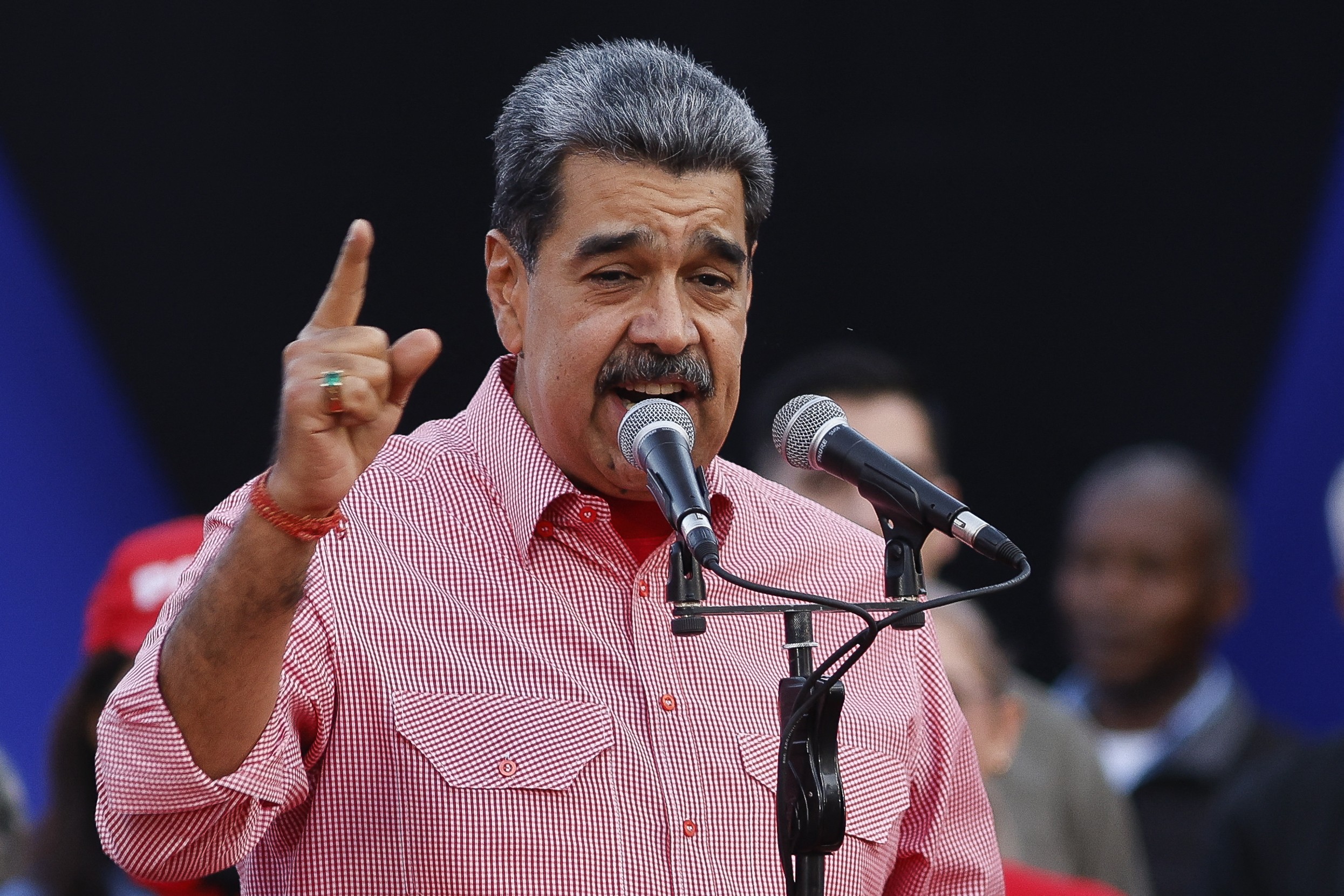 É #FAKE que foto mostre Nicolás Maduro com rosto magro e abatido em audiência nos EUA; imagem foi criada com inteligência artificial