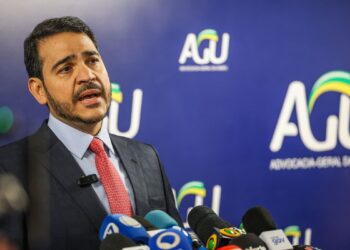 Messias é denunciado por deputados sob acusação de censura