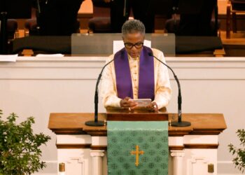 Pastora LGBT quer ‘arrancar páginas’ do Novo Testamento