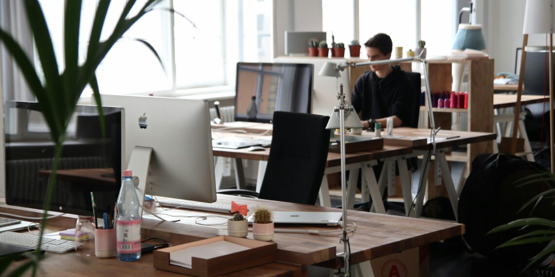 IA já reduz emprego entre jovens no Brasil e ameaça formação