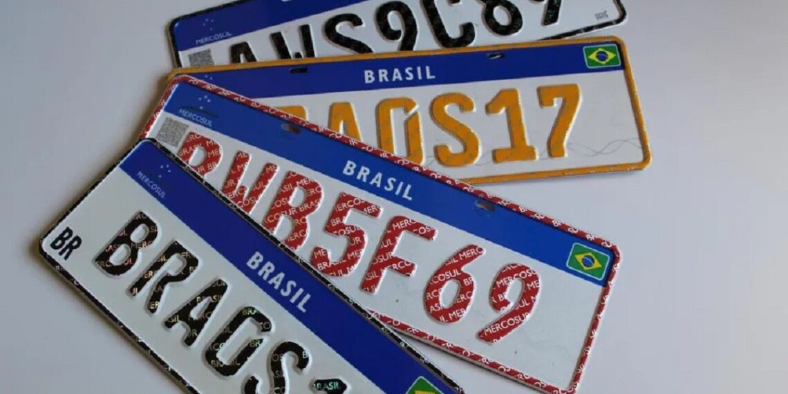 Comissão aprova lei que recoloca estado e município na placa de carro