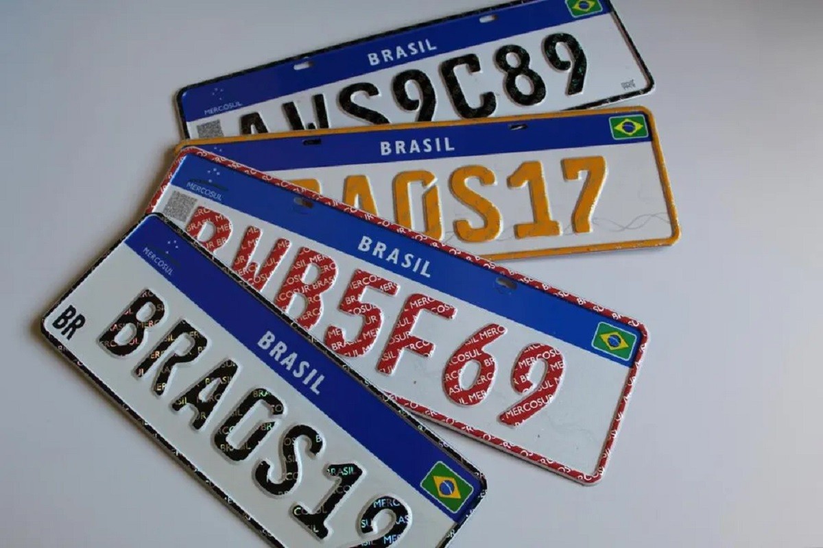 Comissão aprova lei que recoloca estado e município na placa de carro