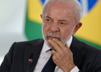 Governo estuda pacote para amenizar taxas e endividamento da população