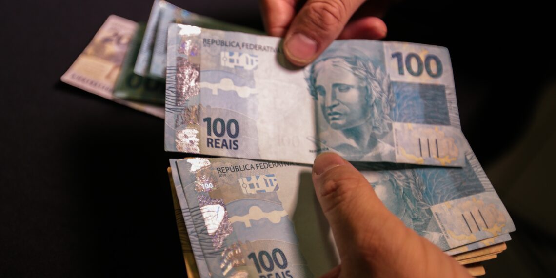 Renda insuficiente leva brasileiros a buscar renda extra, e maioria diz não conseguir pagar contas, aponta Datafolha
